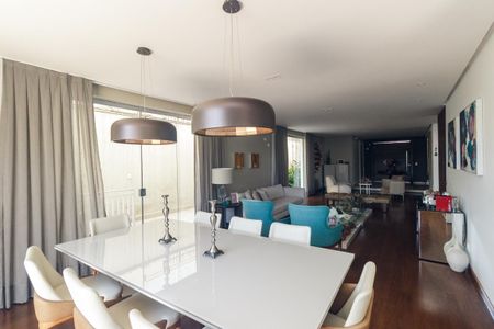 Casa à venda com 350m², 3 quartos e 4 vagas Casa à venda com 350m², 3 quartos e 4 vagasSala