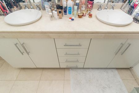 Casa à venda com 350m², 3 quartos e 4 vagas Casa à venda com 350m², 3 quartos e 4 vagasBanheiro 1 - Suíte