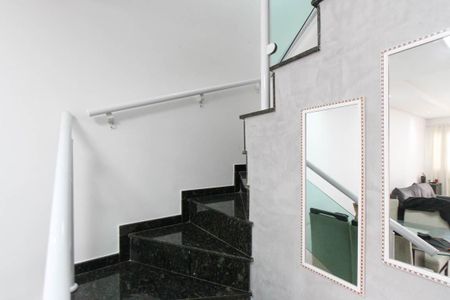 Casa à venda com 101m², 3 quartos e 2 vagasEscada