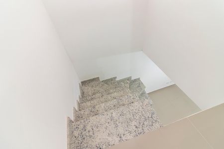 Apartamento à venda com 69m², 2 quartos e sem vagaHall dos Quartos - Escada