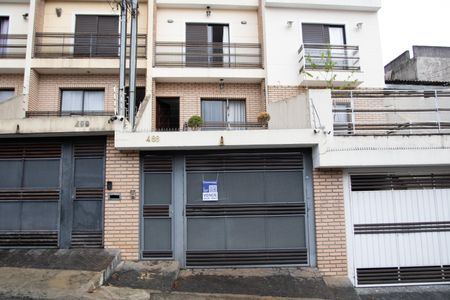 Casa à venda com 120m², 2 quartos e 2 vagas Casa à venda com 120m², 2 quartos e 2 vagasFachada
