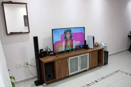 Casa à venda com 120m², 2 quartos e 2 vagas Casa à venda com 120m², 2 quartos e 2 vagasSala