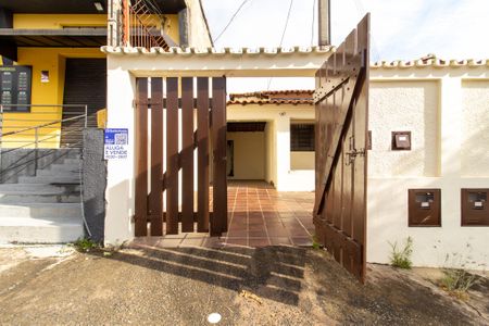 Casa à venda com 250m², 2 quartos e 3 vagasFachada + Placa