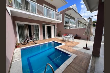 Casa de condomínio à venda com 173m², 7 quartos e 1 vagaQuintal / Garagem / Área Gourmet / Piscina