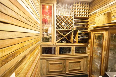 Casa para alugar com 563m², 4 quartos e 5 vagas Casa para alugar com 563m², 4 quartos e 5 vagasAdega