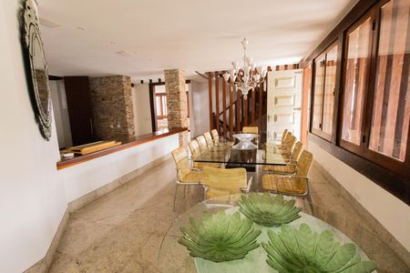 Casa para alugar com 563m², 4 quartos e 5 vagas Casa para alugar com 563m², 4 quartos e 5 vagasSala de Jantar