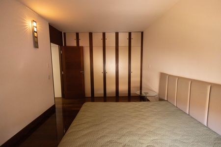 Casa para alugar com 563m², 4 quartos e 5 vagas Casa para alugar com 563m², 4 quartos e 5 vagas Suíte 2