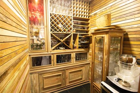 Casa para alugar com 563m², 4 quartos e 5 vagas Casa para alugar com 563m², 4 quartos e 5 vagasAdega