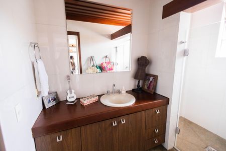 Casa para alugar com 563m², 4 quartos e 5 vagas Casa para alugar com 563m², 4 quartos e 5 vagasBanheiro suíte 2