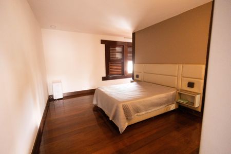 Casa para alugar com 563m², 4 quartos e 5 vagas Casa para alugar com 563m², 4 quartos e 5 vagasSuíte 1