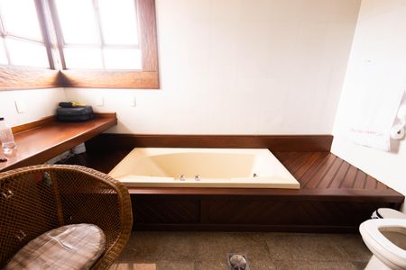 Casa para alugar com 563m², 4 quartos e 5 vagas Casa para alugar com 563m², 4 quartos e 5 vagasBanheiro suíte 1