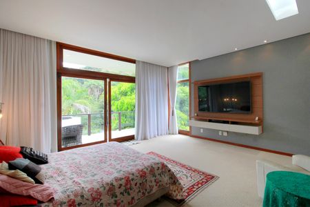 Casa à venda com 1700m², 5 quartos e 6 vagasSuite Master