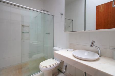 Casa à venda com 1700m², 5 quartos e 6 vagasBanheiro da Suíte 2