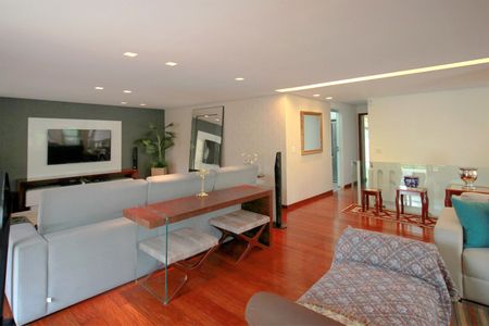 Casa à venda com 1700m², 5 quartos e 6 vagasSala