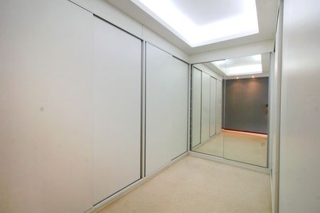 Casa à venda com 1700m², 5 quartos e 6 vagasCloset da Suite Master