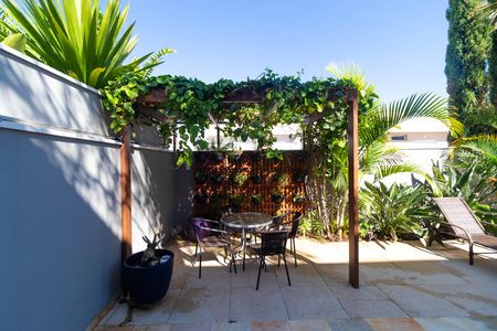 Casa de condomínio à venda com 268m², 3 quartos e 4 vagas Casa de condomínio à venda com 268m², 3 quartos e 4 vagasQuintal