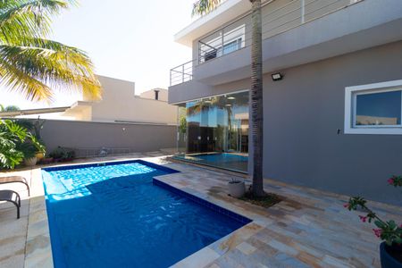 Casa de condomínio à venda com 268m², 3 quartos e 4 vagas Casa de condomínio à venda com 268m², 3 quartos e 4 vagasÁrea comum - Piscina