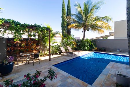 Casa de condomínio à venda com 268m², 3 quartos e 4 vagas Casa de condomínio à venda com 268m², 3 quartos e 4 vagasÁrea comum - Piscina