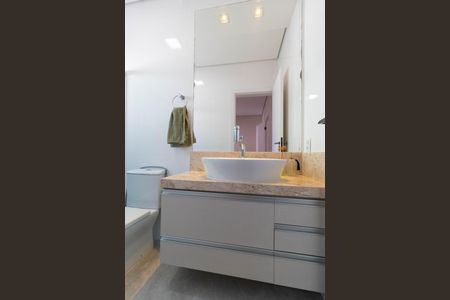 Casa de condomínio à venda com 268m², 3 quartos e 4 vagas Casa de condomínio à venda com 268m², 3 quartos e 4 vagasBanheiro da Suíte 02