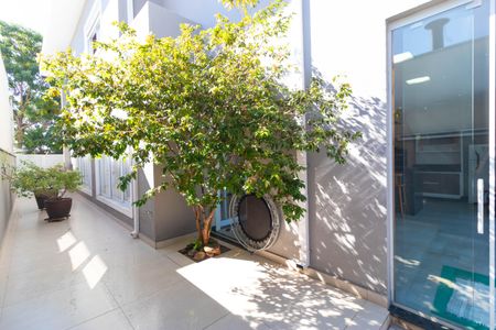 Casa de condomínio à venda com 268m², 3 quartos e 4 vagas Casa de condomínio à venda com 268m², 3 quartos e 4 vagasQuintal