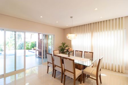 Casa de condomínio à venda com 268m², 3 quartos e 4 vagas Casa de condomínio à venda com 268m², 3 quartos e 4 vagasSala de Jantar