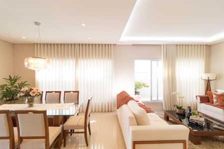 Casa de condomínio à venda com 268m², 3 quartos e 4 vagas Casa de condomínio à venda com 268m², 3 quartos e 4 vagasSala de Jantar