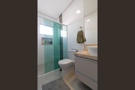 Casa de condomínio à venda com 268m², 3 quartos e 4 vagas Casa de condomínio à venda com 268m², 3 quartos e 4 vagasBanheiro da Suíte 02