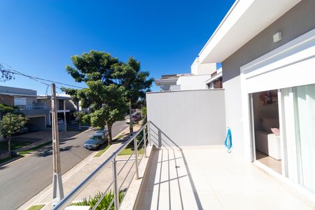 Casa de condomínio à venda com 268m², 3 quartos e 4 vagas Casa de condomínio à venda com 268m², 3 quartos e 4 vagasSacada da Sala de TV