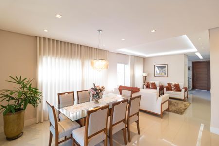 Casa de condomínio à venda com 268m², 3 quartos e 4 vagas Casa de condomínio à venda com 268m², 3 quartos e 4 vagasSala de Jantar