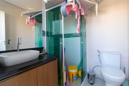 Casa de condomínio à venda com 268m², 3 quartos e 4 vagas Casa de condomínio à venda com 268m², 3 quartos e 4 vagasBanheiro da Piscina