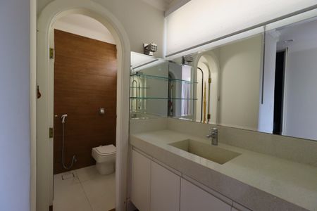 Casa à venda com 500m², 4 quartos e 4 vagasBanheiro da Suíte Master