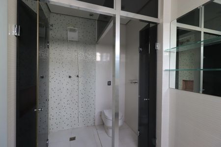 Casa à venda com 500m², 4 quartos e 4 vagasBanheiro da Suíte 2