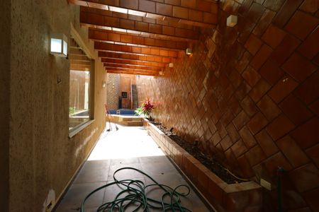 Casa à venda com 500m², 4 quartos e 4 vagasCorredor externo