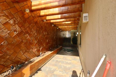 Casa à venda com 500m², 4 quartos e 4 vagasCorredor externo