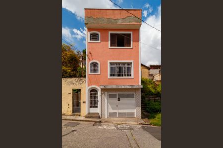 Casa à venda com 185m², 4 quartos e 1 vaga Casa à venda com 185m², 4 quartos e 1 vagaFachada
