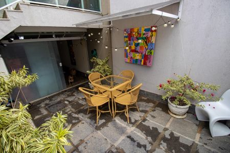 Casa à venda com 320m², 4 quartos e 2 vagas Casa à venda com 320m², 4 quartos e 2 vagasGaragem