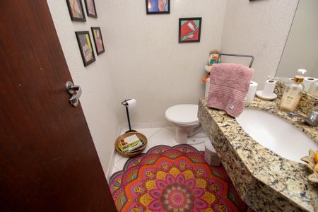 Casa à venda com 320m², 4 quartos e 2 vagas Casa à venda com 320m², 4 quartos e 2 vagasLavabo