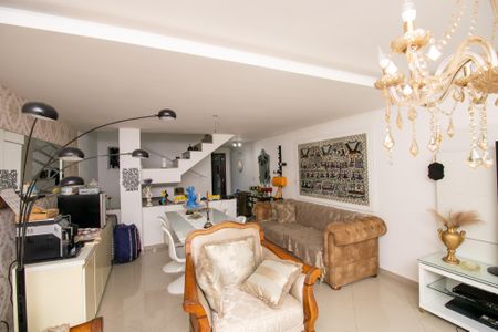 Casa à venda com 320m², 4 quartos e 2 vagas Casa à venda com 320m², 4 quartos e 2 vagasSala