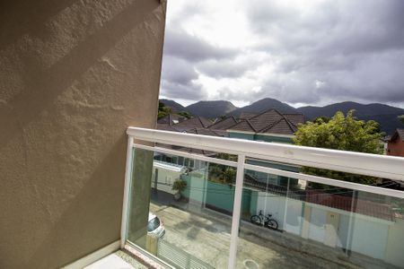 Casa à venda com 320m², 4 quartos e 2 vagas Casa à venda com 320m², 4 quartos e 2 vagasVaranda