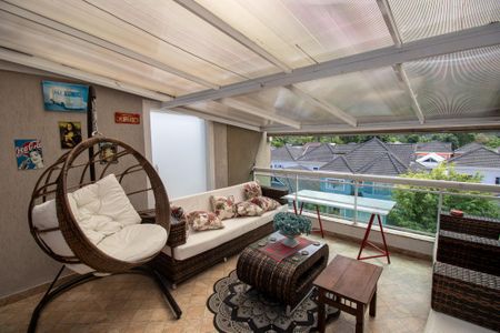 Casa à venda com 320m², 4 quartos e 2 vagas Casa à venda com 320m², 4 quartos e 2 vagasTerraço