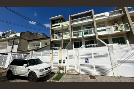 Casa à venda com 320m², 4 quartos e 2 vagas Casa à venda com 320m², 4 quartos e 2 vagasFachada