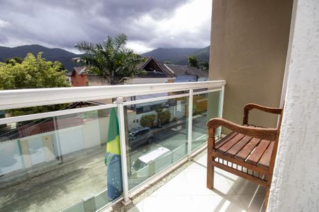 Casa à venda com 320m², 4 quartos e 2 vagas Casa à venda com 320m², 4 quartos e 2 vagasVaranda