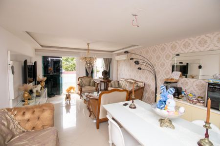 Casa à venda com 320m², 4 quartos e 2 vagas Casa à venda com 320m², 4 quartos e 2 vagasSala