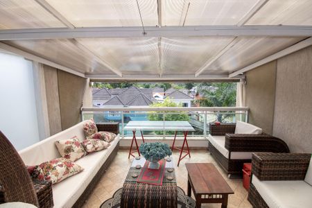 Casa à venda com 320m², 4 quartos e 2 vagas Casa à venda com 320m², 4 quartos e 2 vagasTerraço