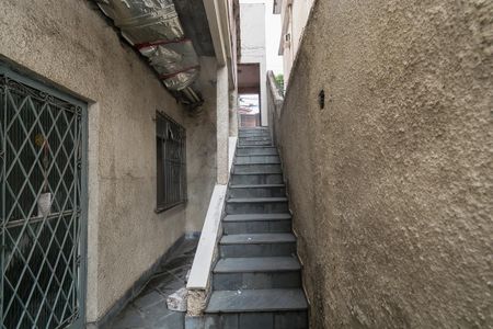 Casa à venda com 300m², 5 quartos e 3 vagasCasa fundos - Escada de acesso