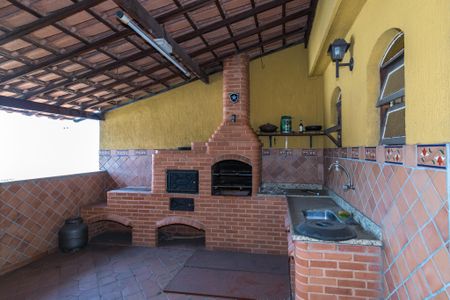 Casa à venda com 300m², 5 quartos e 3 vagasCasa frente - Terraço - Churrasqueira