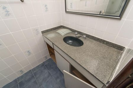 Casa à venda com 300m², 5 quartos e 3 vagasCasa fundos - Banheiro da Suíte