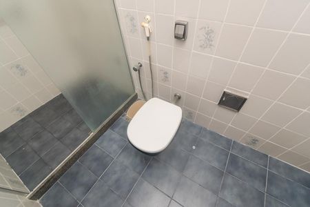 Casa à venda com 300m², 5 quartos e 3 vagasCasa fundos - Banheiro da Suíte