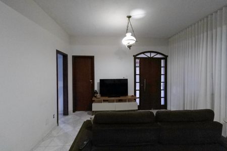 Casa à venda com 846m², 4 quartos e 3 vagasSala