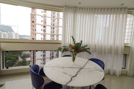 Apartamento à venda com 96m², 2 quartos e 1 vagaSacada/Sala